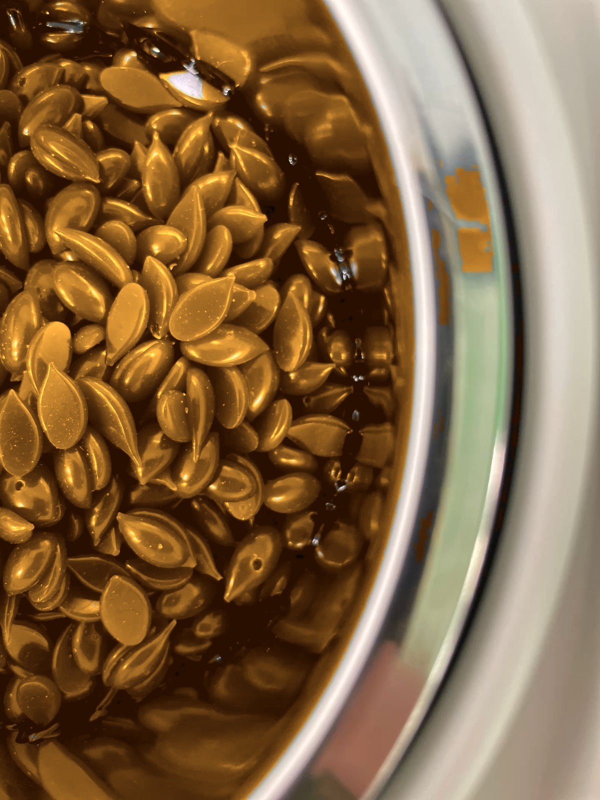 Goldenes Wachs im Wärmegerät – Sugaring & Waxing